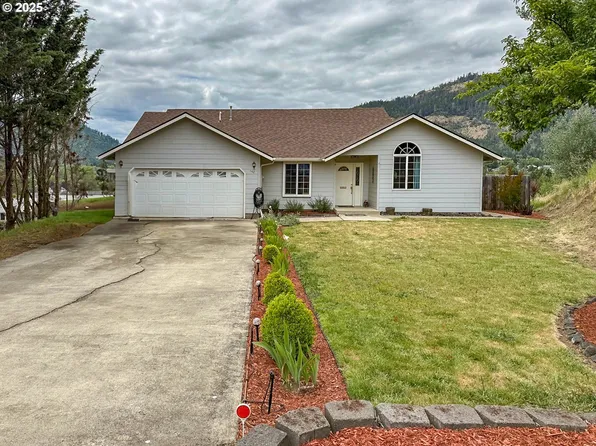 142 NE Stevenson Ct, Myrtle Creek, OR 97457