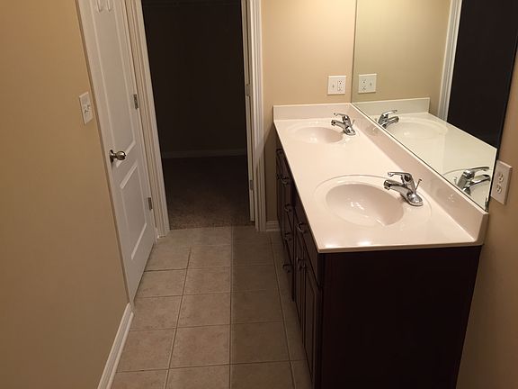 Master bath w/walk in closet