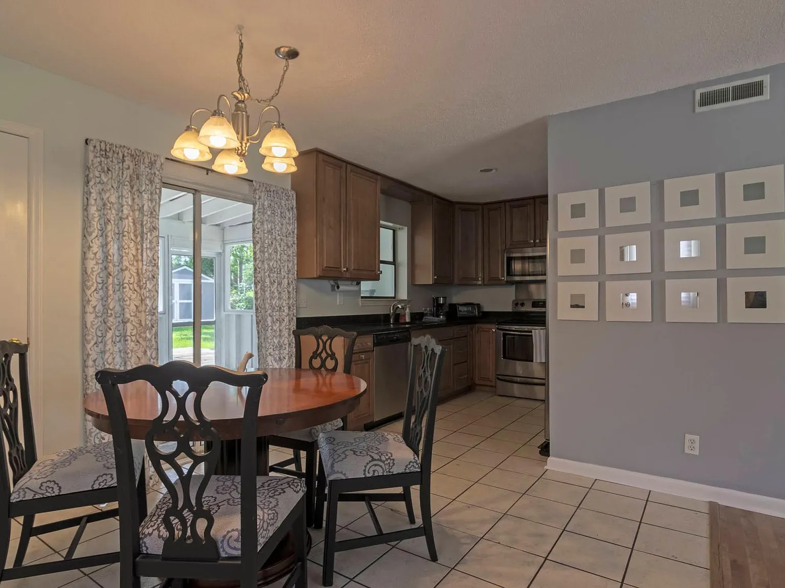 3 bed, 1.5 bath, 1127 sqft, $2,400 — Photo 2