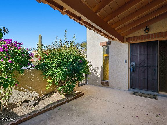 2nd image of 5731 N Camino Esplendora