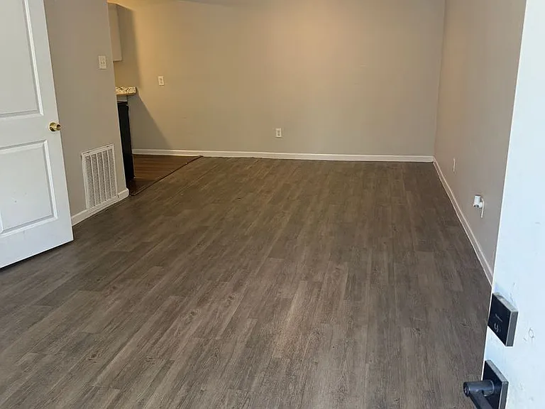 Carson Street Apts — Photo 2