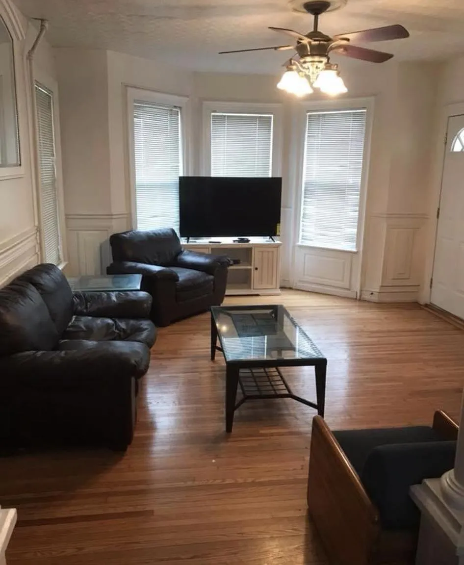 6 bed, 2098 sqft, $4,200 — Photo 3