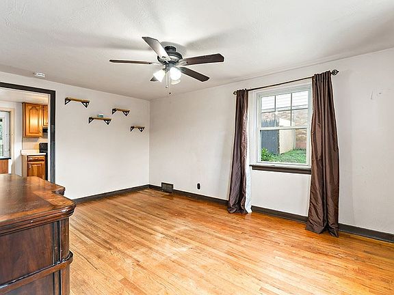 3rd image of 20 Curry Hollow Rd