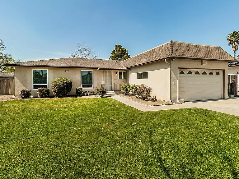 4411 N Winery Ave — Photo 21