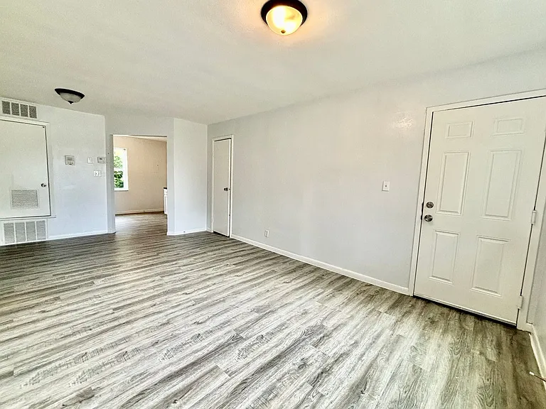 82 West — Photo 3