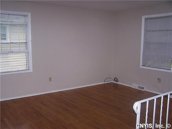 4th image of 102 Stillwater Dr