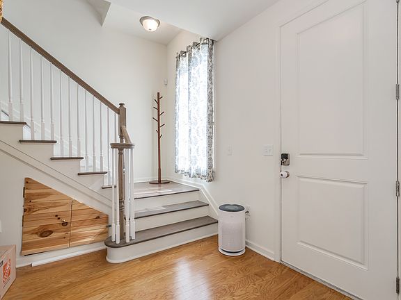 5th image of 293 Bradley Dr