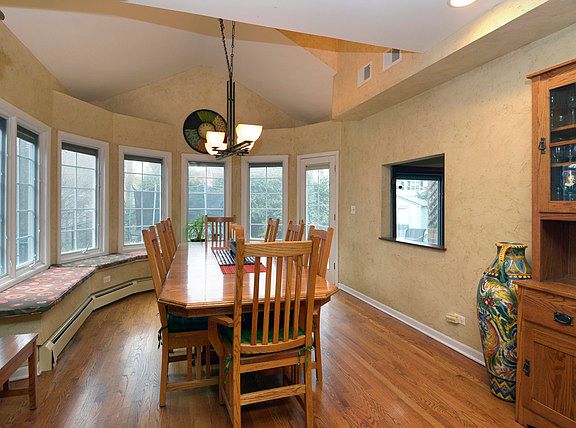 3rd image of 220 S Drury Ln