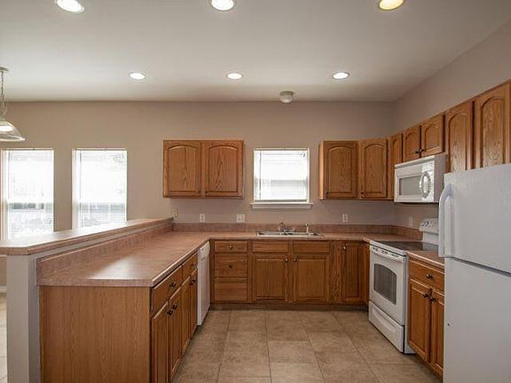 5th image of 27 Cosmos Ct