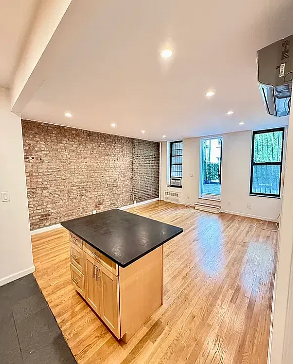 23 W 8th St #1C