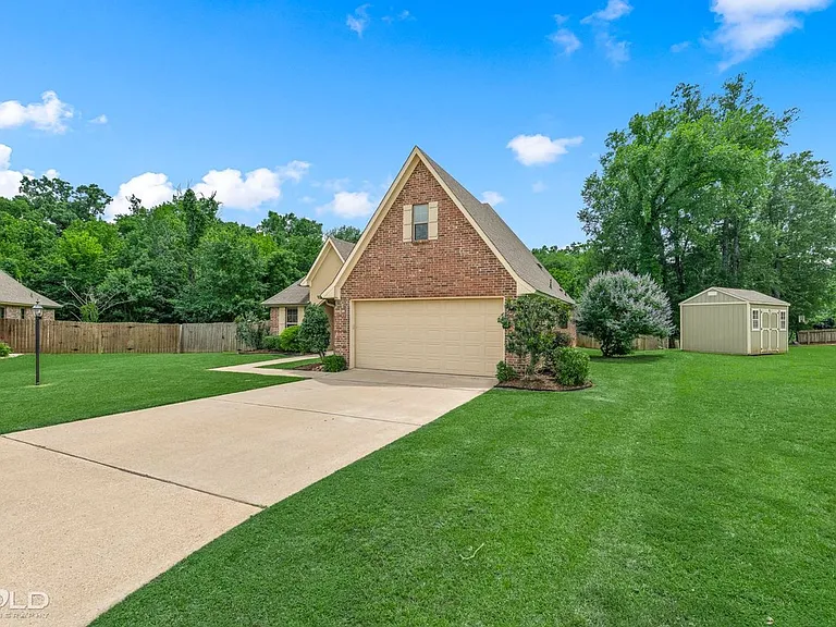 302 Oscar Cir — Photo 4