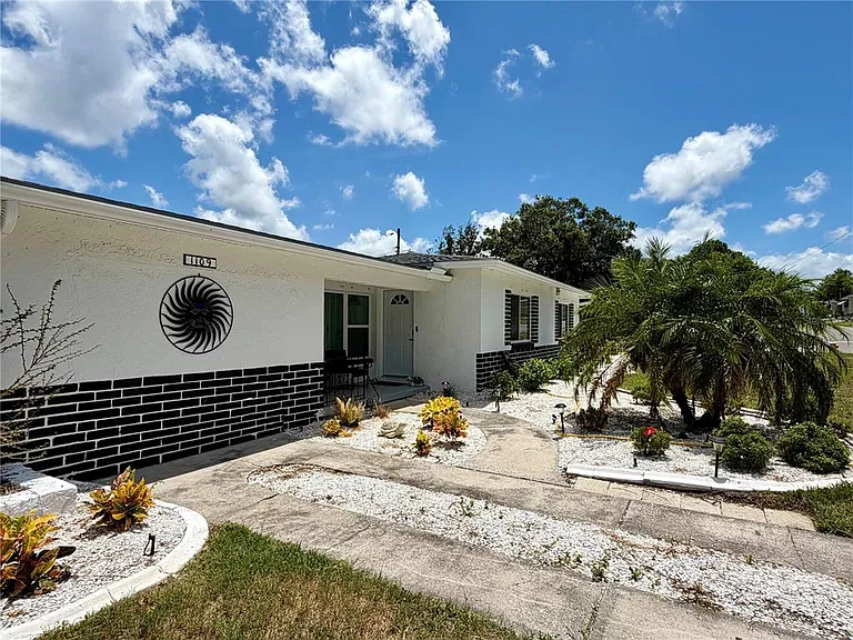 1109 S Betty Ln — Photo 3