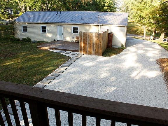 4th image of 114 E Dewey Dr
