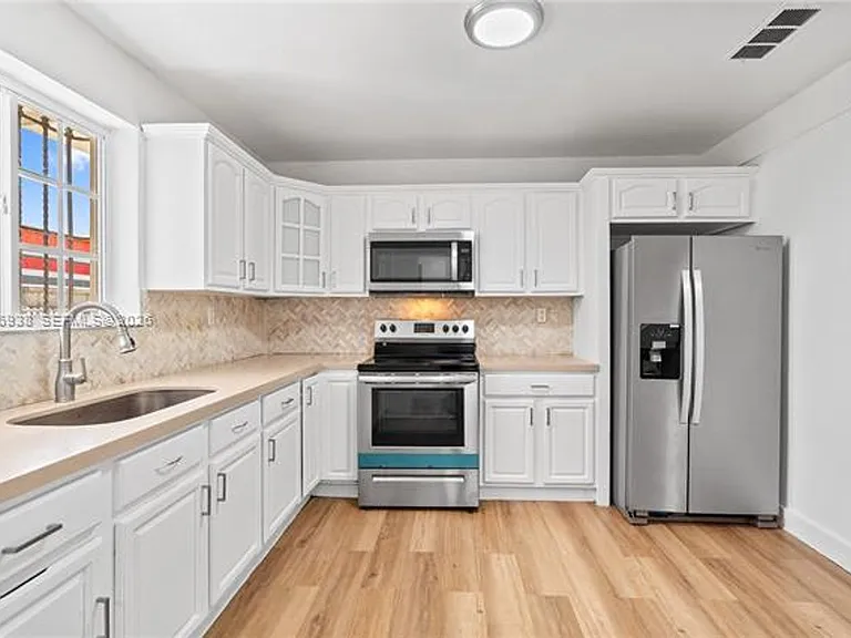 361 E 39th St #1 — Photo 19