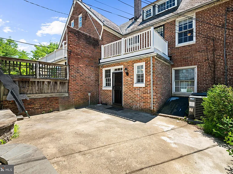 214 E University Pkwy — Photo 62