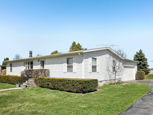 114 South Eastown Manor, Elkhorn, WI 53121