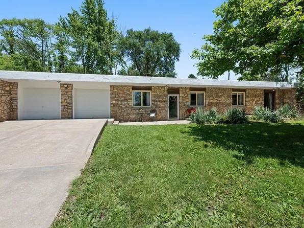 1354 Woodland Rd, Oak Grove, MO 64075