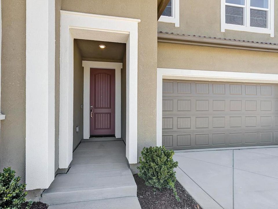 The FRONT DOOR faces TRACY HILLS MAIN PARK