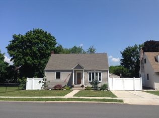 30 Soloff Rd, Massapequa, NY 11758