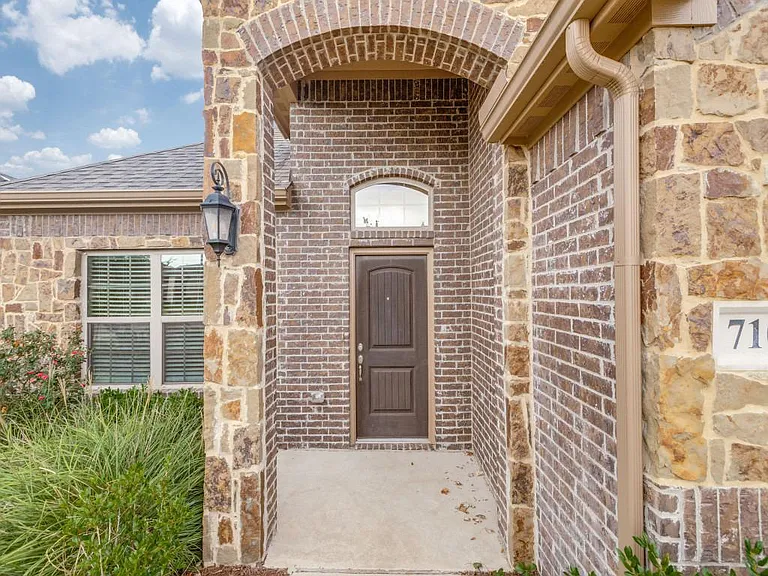 710 Teakwood Dr — Photo 2