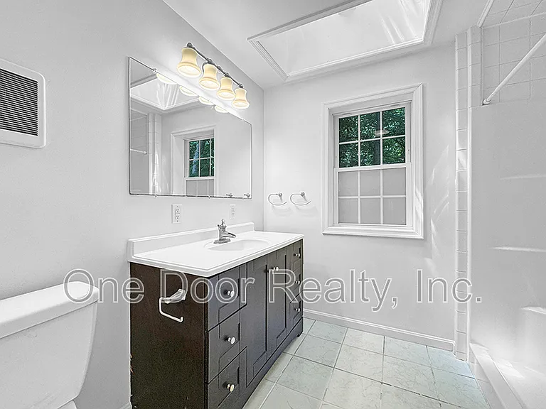 712 Powell St — Photo 6