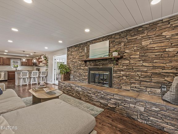 2nd image of 1401 Audena Ln