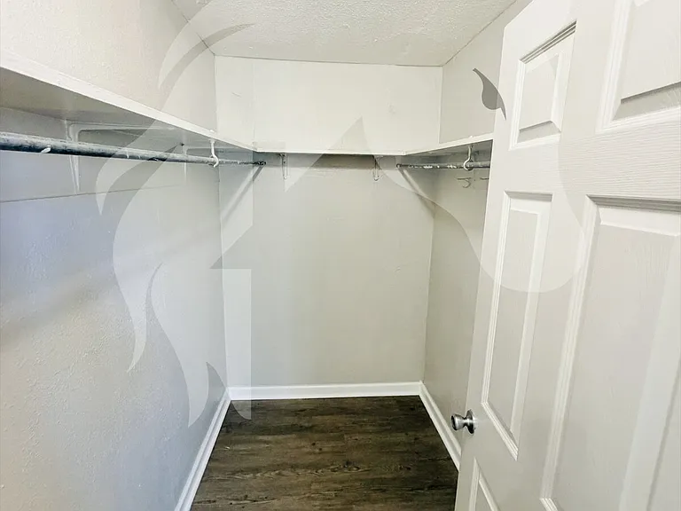 113 W Wabash Ave — Photo 14