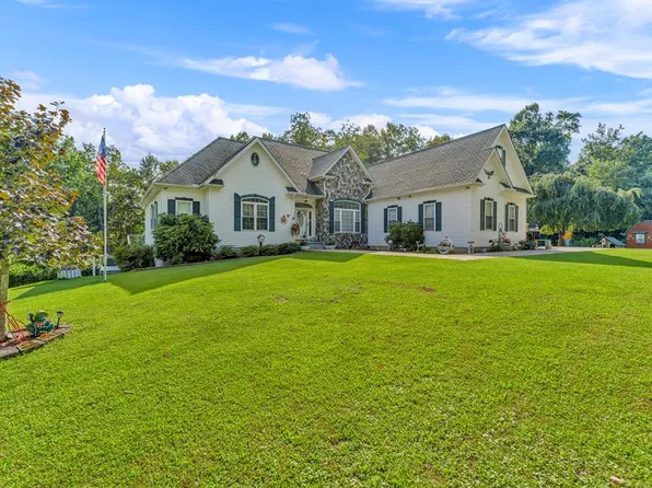 375 Beech Creek Hollow Rd, Oak Hill, WV 25901