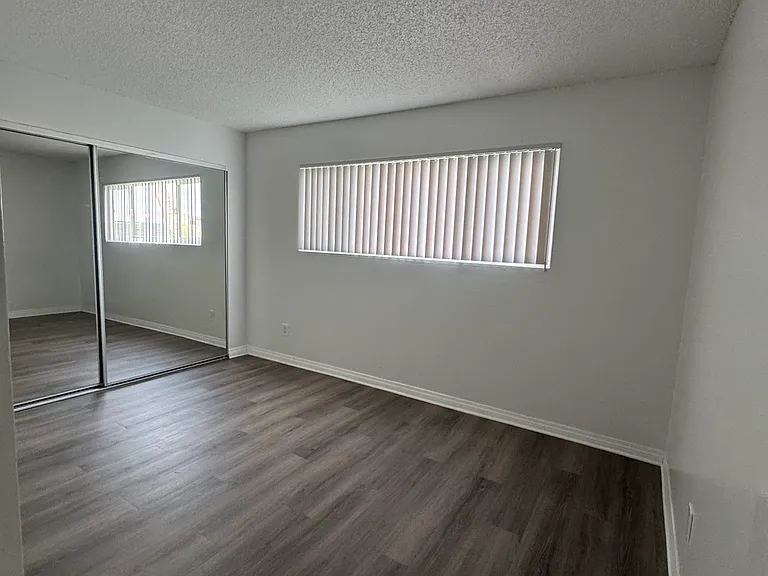 Hillside Plaza Apartments — Photo 9