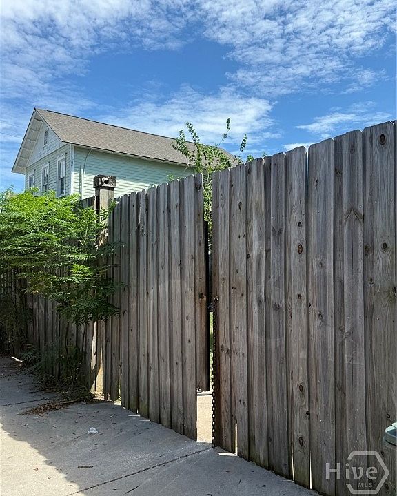 1st image of 307 W 43rd Street