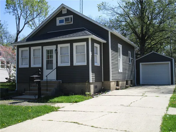 206 S Vine St, Pana, IL 62557
