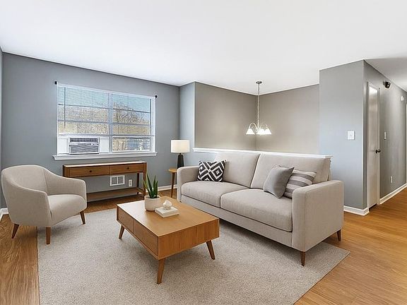 3rd image of 2724 Oxford Dr