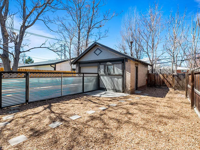 1465 Perry St — Photo 33
