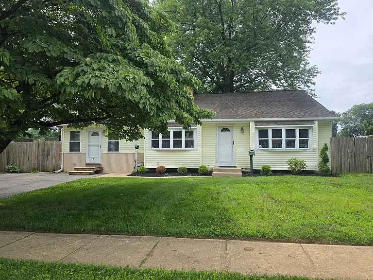 7 Todd Ln — Photo 1