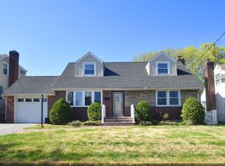 276 Evelyn Rd, Mineola, NY 11501