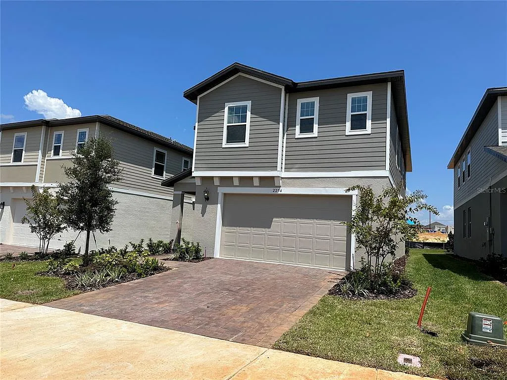 3 bed, 2.5 bath, 2216 sqft, $2,650 — Photo 2