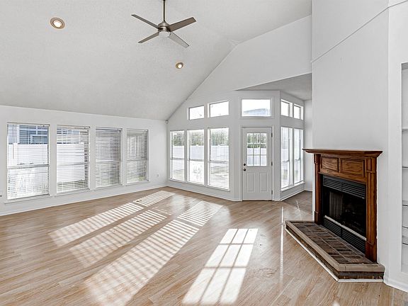 4th image of 13576 S Fairview Ave