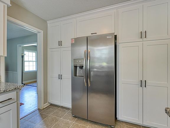 5th image of 221 Lakewood Dr