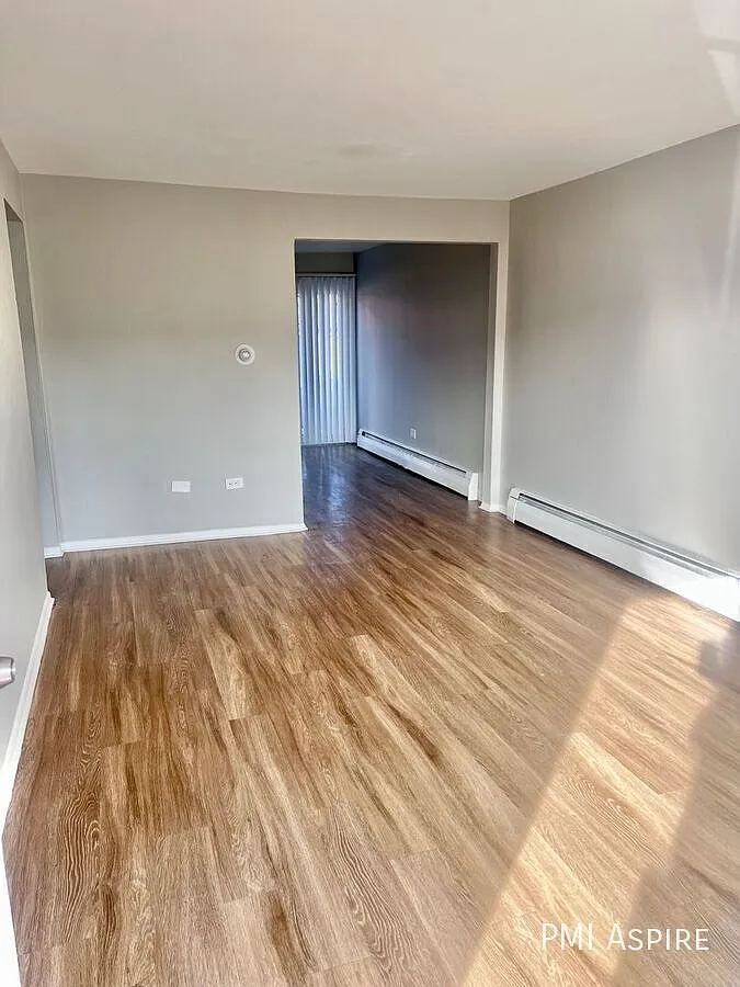 Move In Special! 2 Weeks Free Plus Lower Security Deposit! Spacious 2 Bed, 1 Bath First Floor Apt... — Photo 4