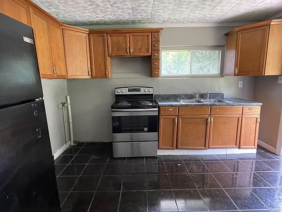 4th image of 553 Arlington Ave