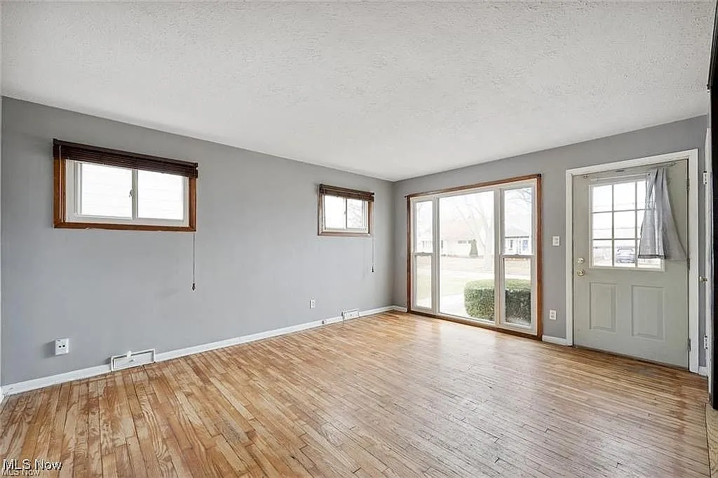 4 bed, 1.5 bath, 2062 sqft, $1,700 — Photo 2