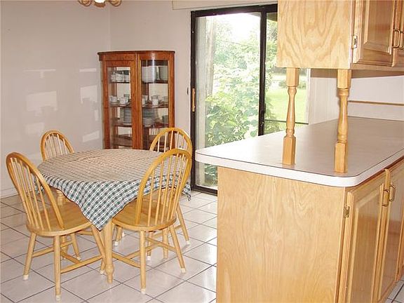 3rd image of 230 Oakwood Ln