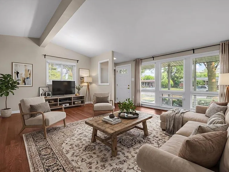 24240 Beverly St — Photo 5
