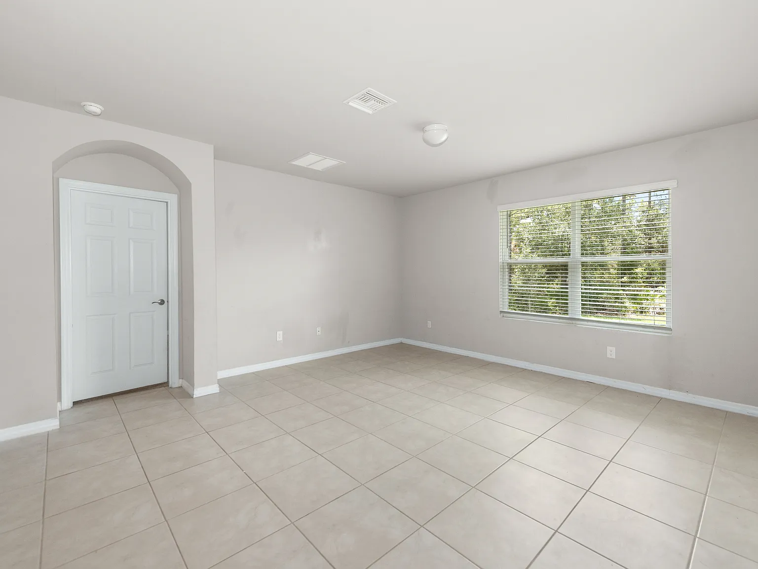 4 bed, 1828 sqft, $2,490 — Photo 3