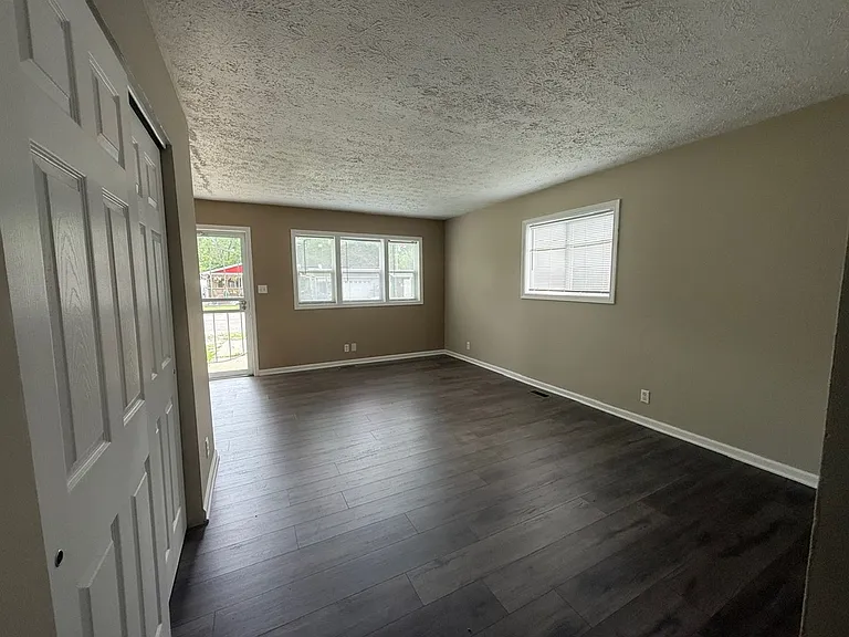 3706 Hoyt Ave — Photo 6