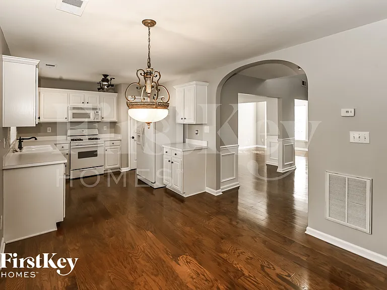 7826 Cafferty Cir — Photo 6