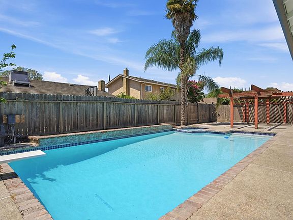 2nd image of 1018 Goldenoak Way
