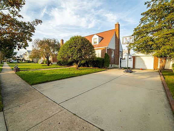 2nd image of 711 Park Ln S
