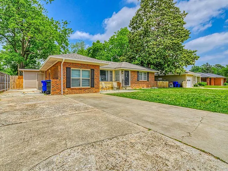1205 Westlawn Dr — Photo 2