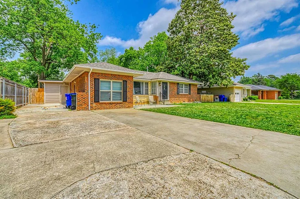 Building Photo - 1205 Westlawn Dr